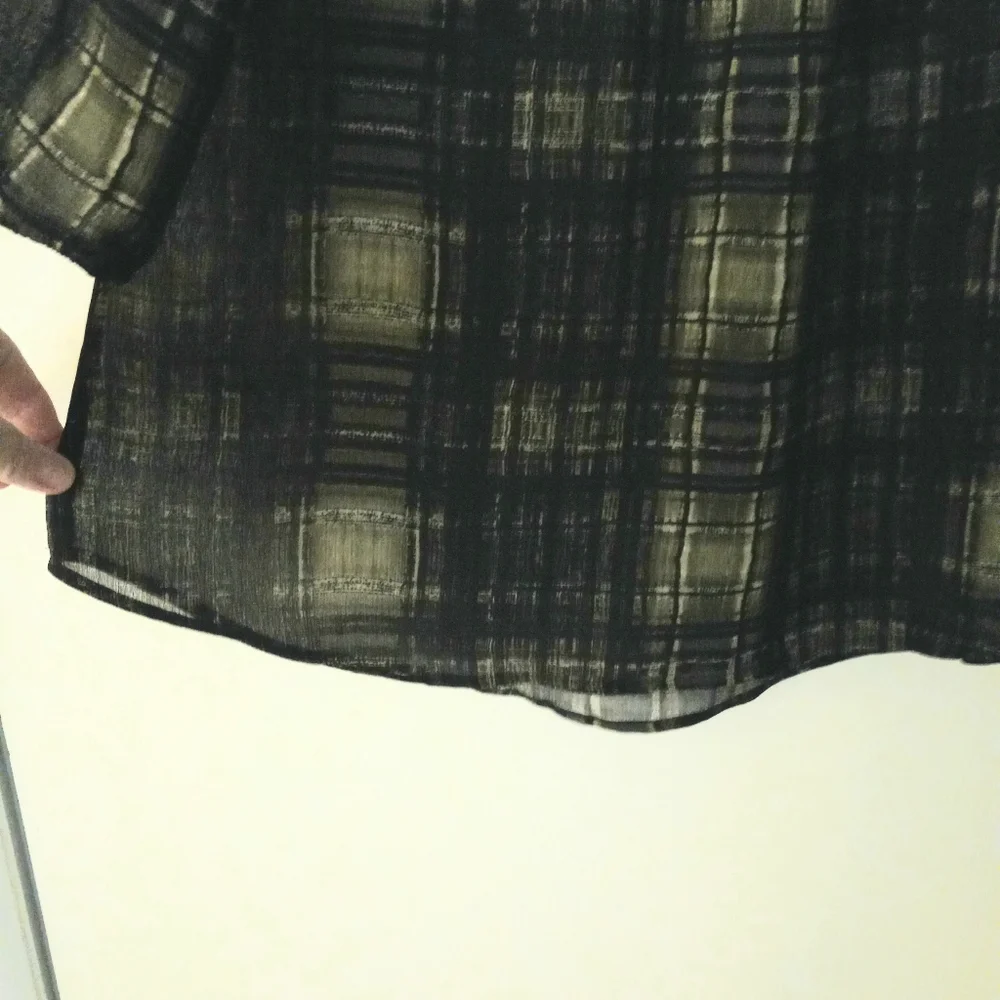 Princess Vera Wang vneck with tie 1/2 buttondown 3/4 sleeve top